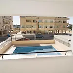 Apartment Olivia Mackenzie 2 Bedroom With Pool Great For Families