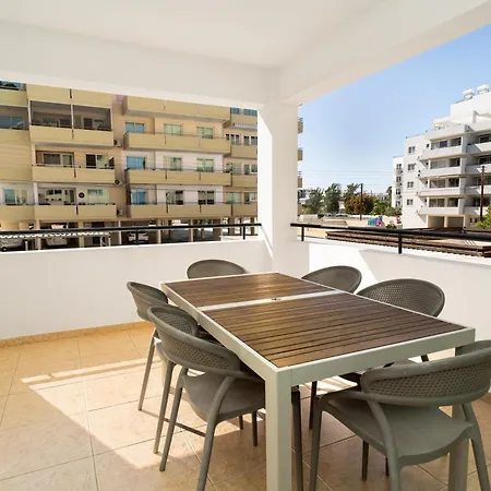 Olivia Mackenzie Spacious 2Br Pool View, Sleeps 6