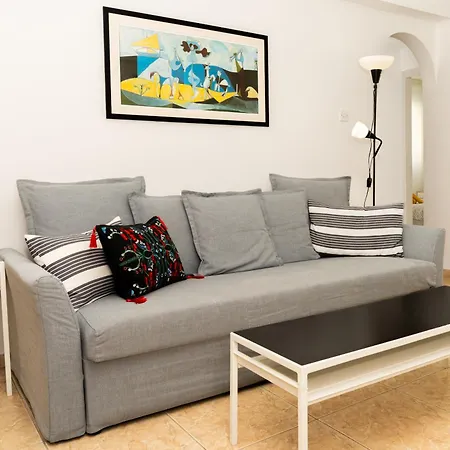 Olivia Mackenzie 2 Bedroom Flat With Pool Apartment *