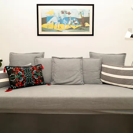 Olivia Mackenzie 2 Bedroom Flat With Pool *