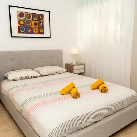 Olivia Mackenzie Spacious 2Br Pool View, Sleeps 6 Larnaca