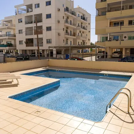 Olivia Mackenzie 2 Bedroom Flat With Pool *