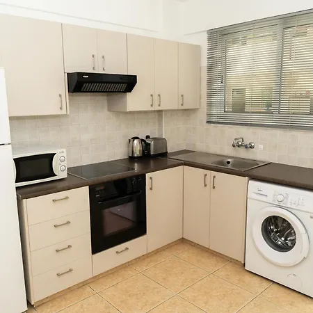 Olivia Mackenzie 2 Bedroom Flat With Pool